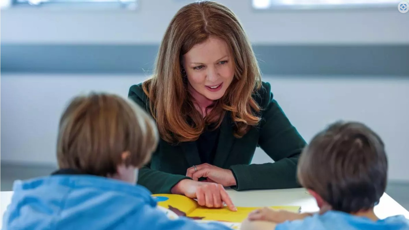 Dr. Sinéad McNally, Associate Professor in Psychology at the DCU Institute of Education (Principal Investigator) speaking to children.