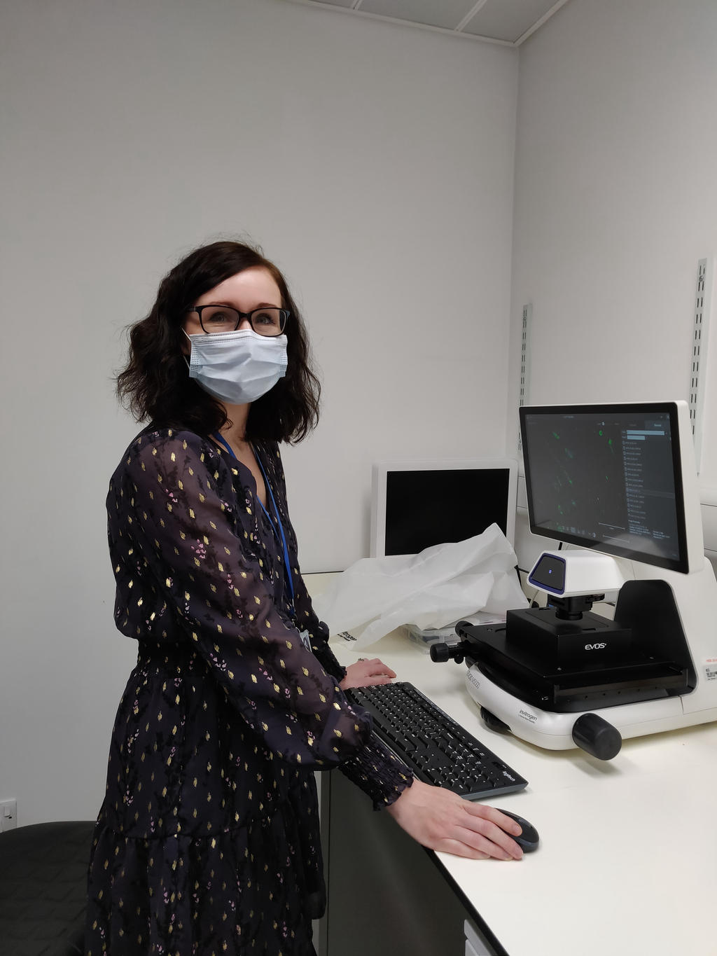 Dr Goljanek-Whysall imaging cells under a microscope